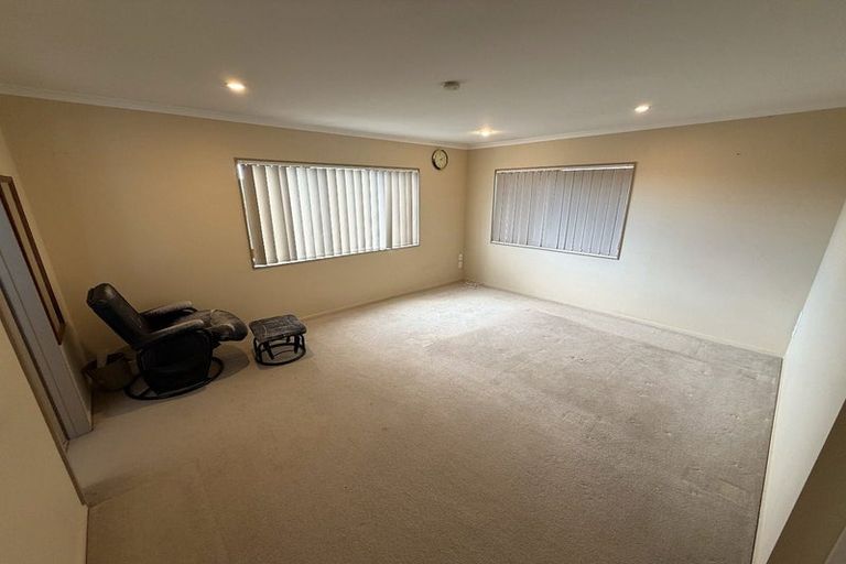 Photo of property in 7a Boeing Place, Goodwood Heights, Auckland, 2105