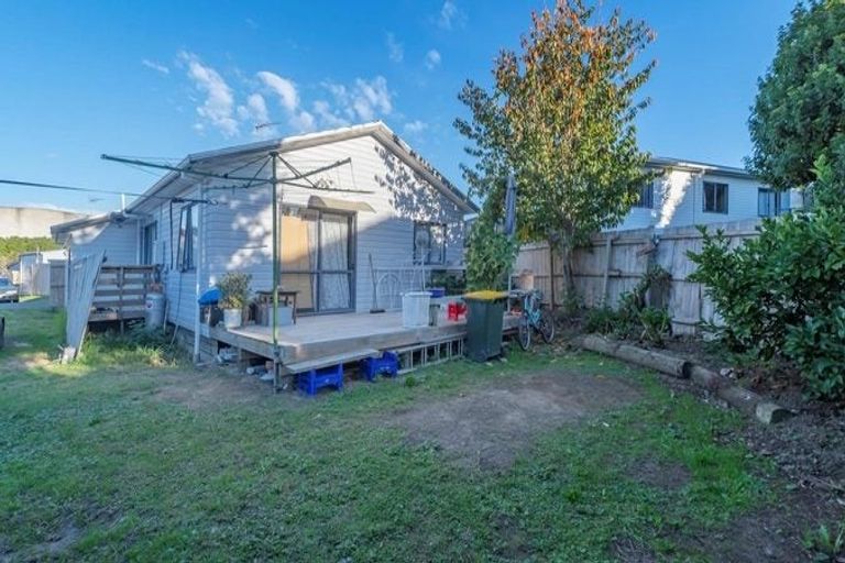 Photo of property in 2/6 Eulogy Place, Randwick Park, Auckland, 2105