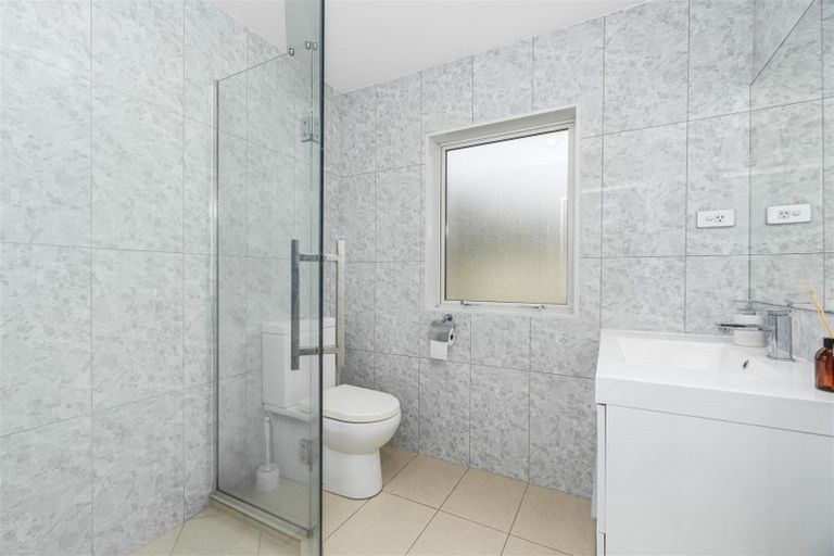 Photo of property in 1c Babich Road, Henderson Valley, Auckland, 0614