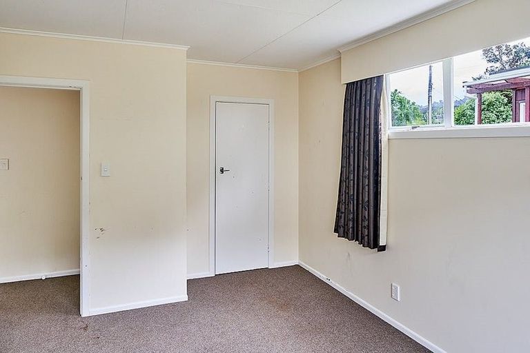 Photo of property in 4 Thomson Grove, Stokes Valley, Lower Hutt, 5019