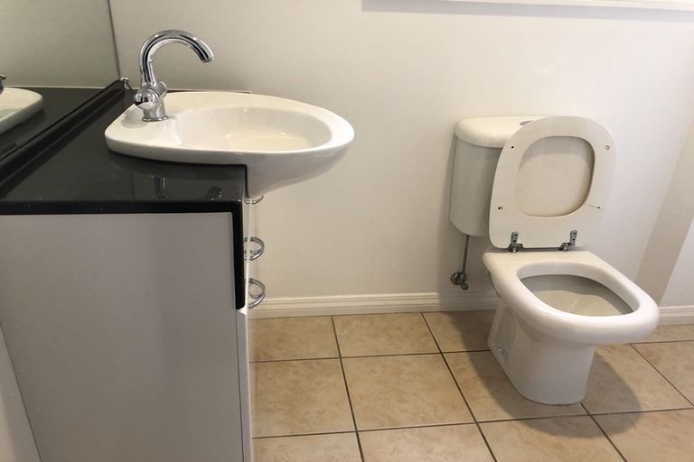 Photo of property in 1/25 Churchill Road, Murrays Bay, Auckland, 0630