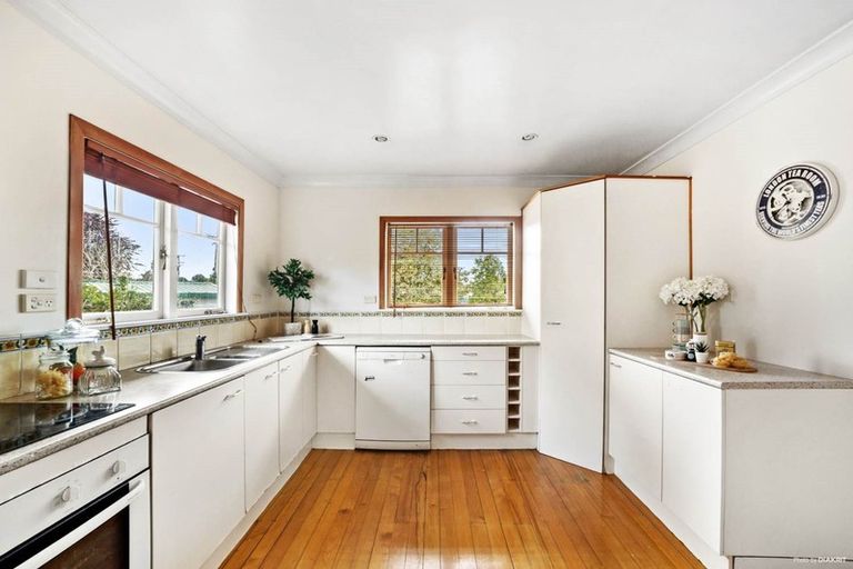 Photo of property in 7 Gloria Avenue, Te Atatu Peninsula, Auckland, 0610