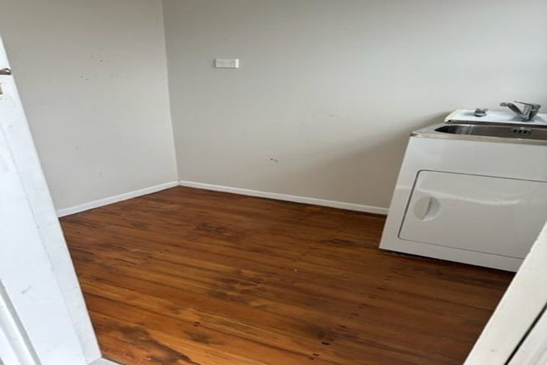 Photo of property in 5 Edgerton Road, Te Atatu Peninsula, Auckland, 0610