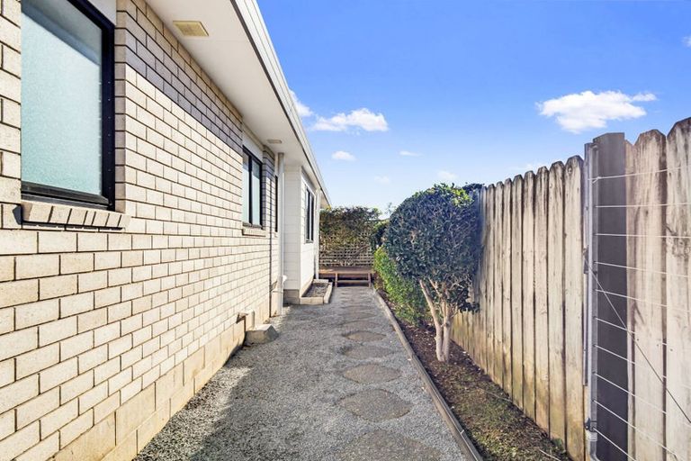 Photo of property in 23 Brookesmith Drive, Waiuku, 2123