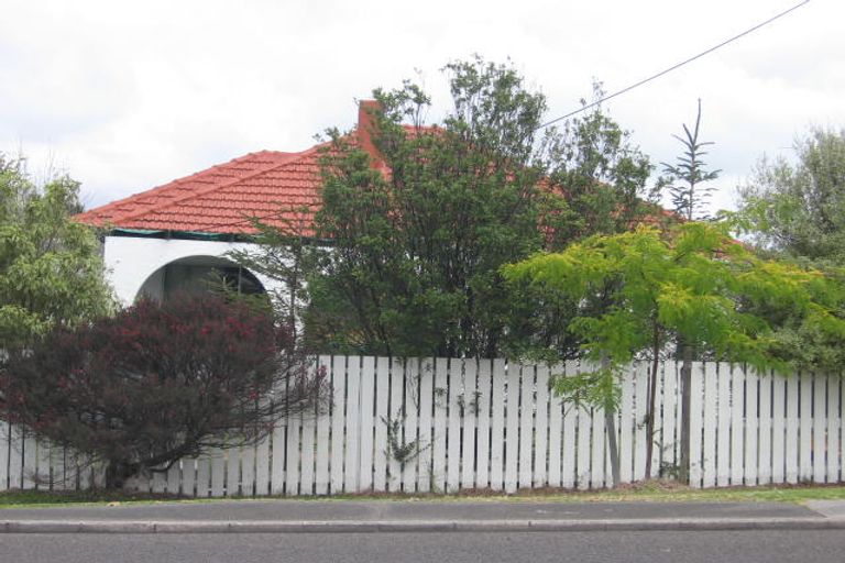 Photo of property in 2/75 Chivalry Road, Glenfield, Auckland, 0629