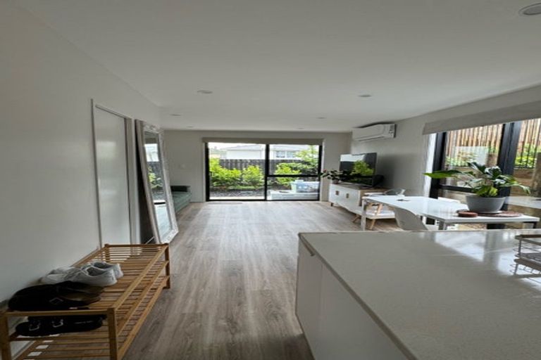 Photo of property in 3/8 Chivalry Road, Glenfield, Auckland, 0629