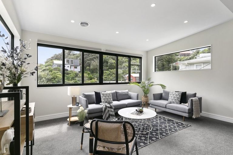 Photo of property in 73 Hungerford Road, Houghton Bay, Wellington, 6023