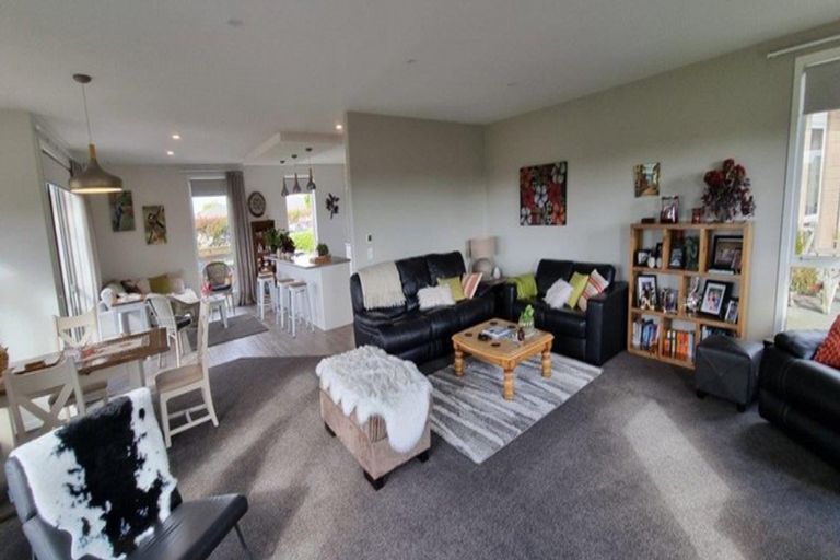 Photo of property in 9 Waipuna Grove, Levin, 5571