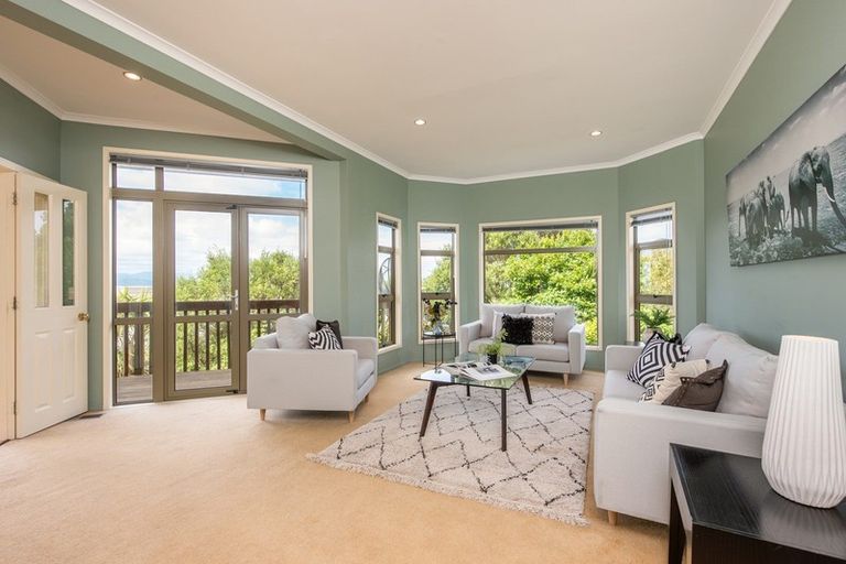 Photo of property in 42 Dress Circle, Newlands, Wellington, 6037