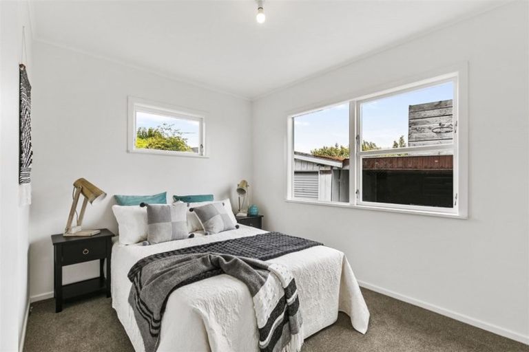 Photo of property in 14 Taupo Street, Green Bay, Auckland, 0604