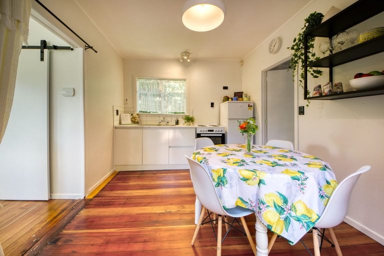 Photo of property in 16 Sylvan Glade, Piha, New Lynn, 0772