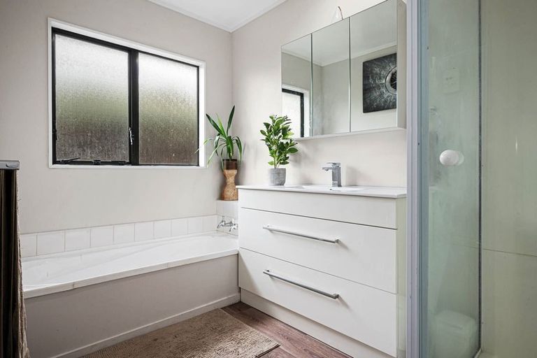 Photo of property in 7 Robina Court, Burswood, Auckland, 2013