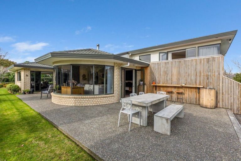 Photo of property in 22 Kinross Drive, Merrilands, New Plymouth, 4312