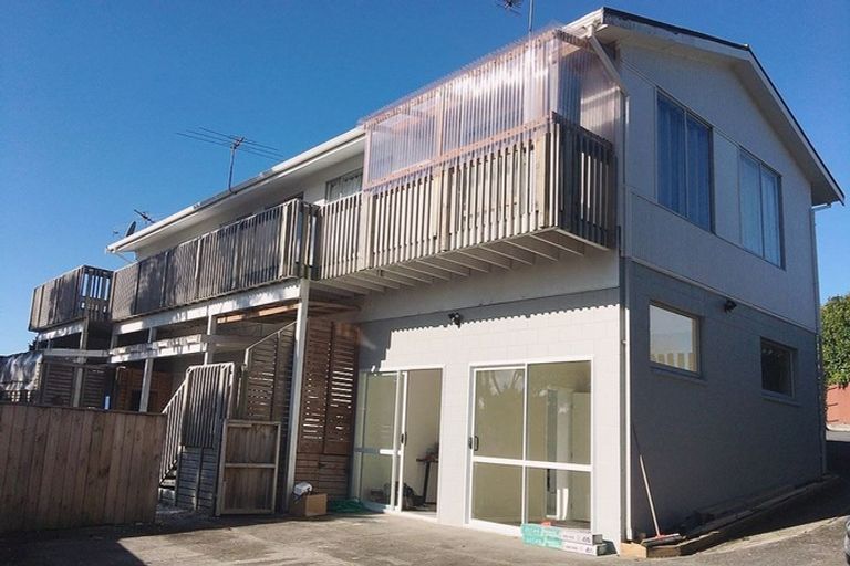 Photo of property in 31 Valley View Road, Glenfield, Auckland, 0629