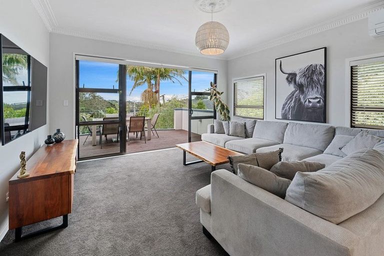 Photo of property in 1/884 Beach Road, Waiake, Auckland, 0630