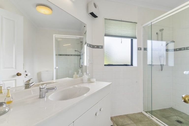 Photo of property in 2 Pat O'connor Place, Manurewa, Auckland, 2105