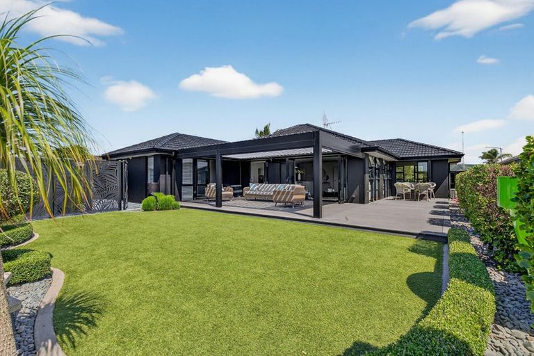Photo of property in 52 Carrington Drive, Papamoa Beach, Papamoa, 3118