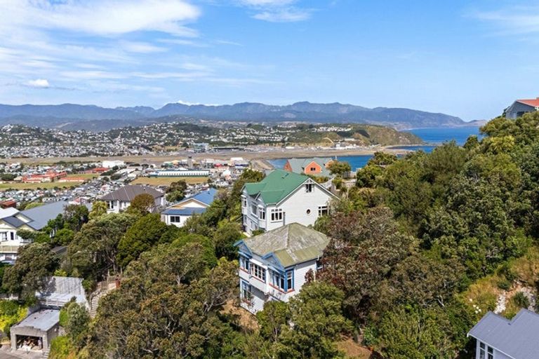 Photo of property in 25 Sutherland Crescent, Melrose, Wellington, 6023