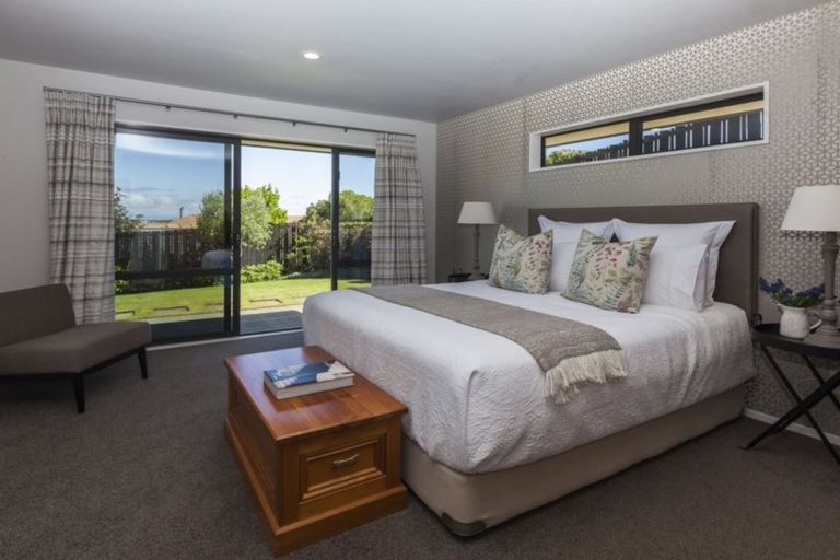 Photo of property in 25 Highcrest Heights, Westmorland, Christchurch, 8025