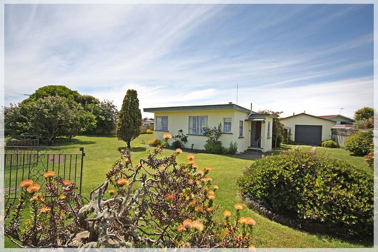 Photo of property in 33 Shortt Street, Foxton Beach, Foxton, 4815