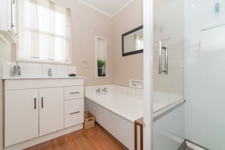 Photo of property in 1 College Street, Awapuni, Palmerston North, 4412