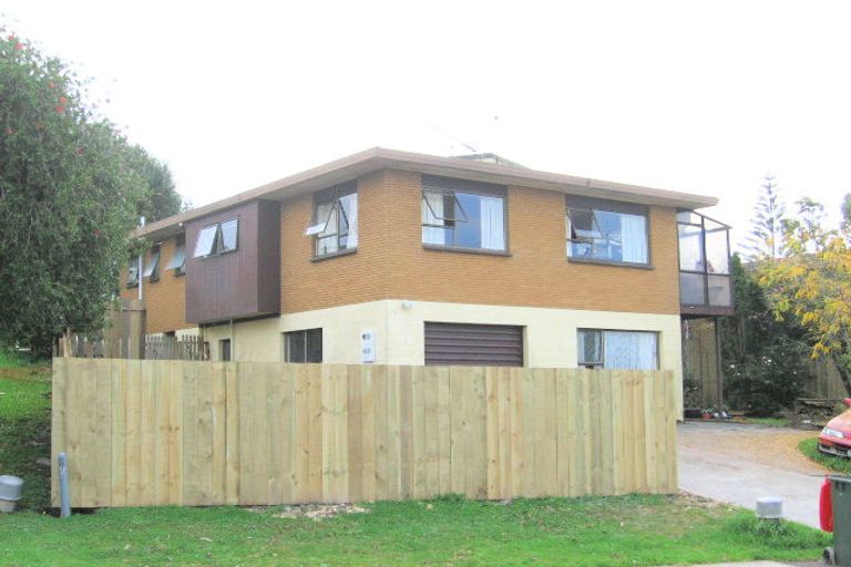 Photo of property in 8 Albatross Road, Red Beach, 0932