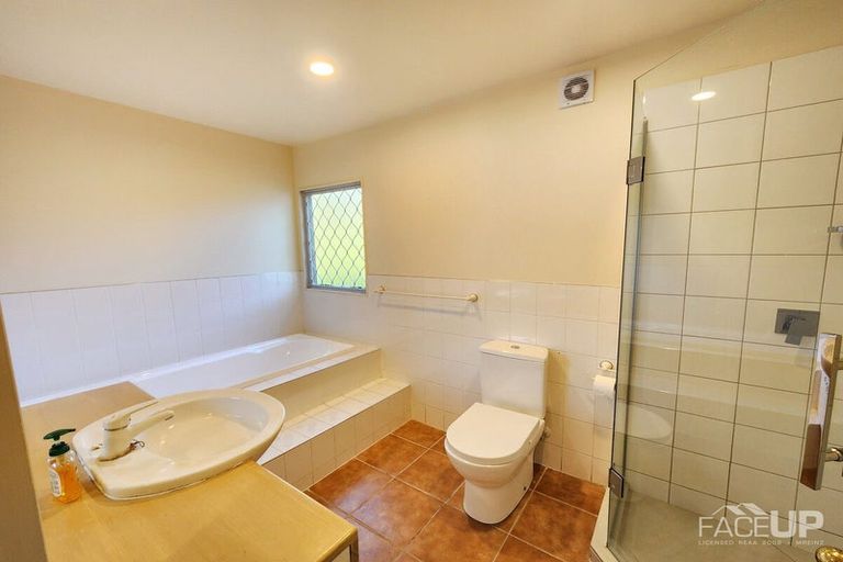 Photo of property in 20 Whiting Grove, West Harbour, Auckland, 0618