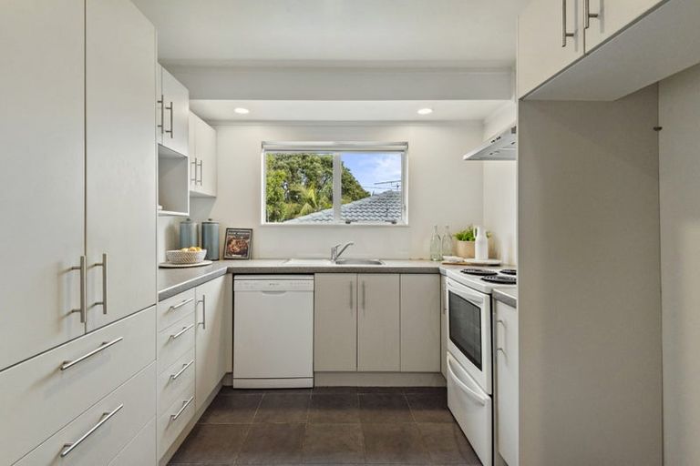 Photo of property in 2/8 Selwyn Crescent, Forrest Hill, Auckland, 0620