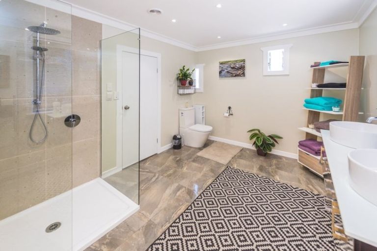 Photo of property in 21 Weraroa Road, Waverley, 4510