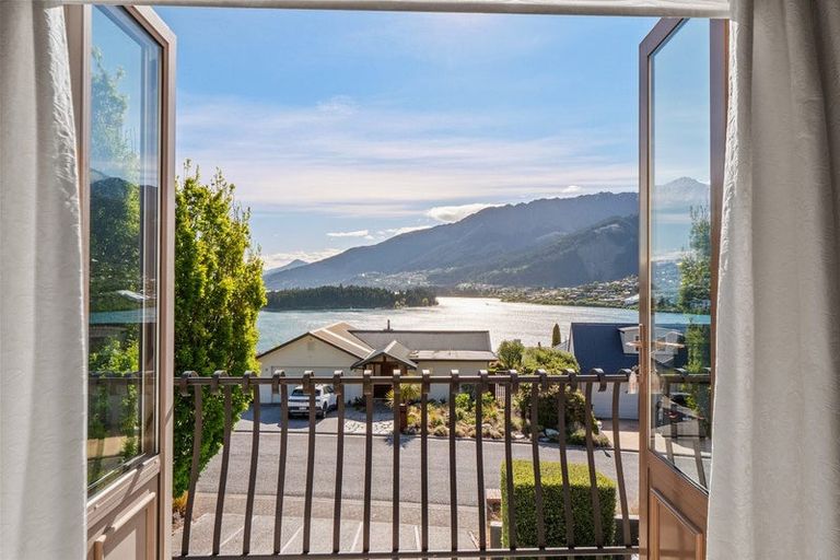 Photo of property in 1 Garland Terrace, Kelvin Heights, Queenstown, 9300