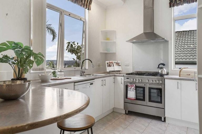 Photo of property in 9 Lorikeet Place, Unsworth Heights, Auckland, 0632