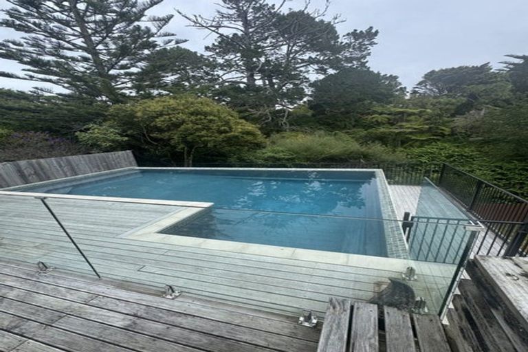 Photo of property in 14 Beazley Place, Glendene, Auckland, 0602