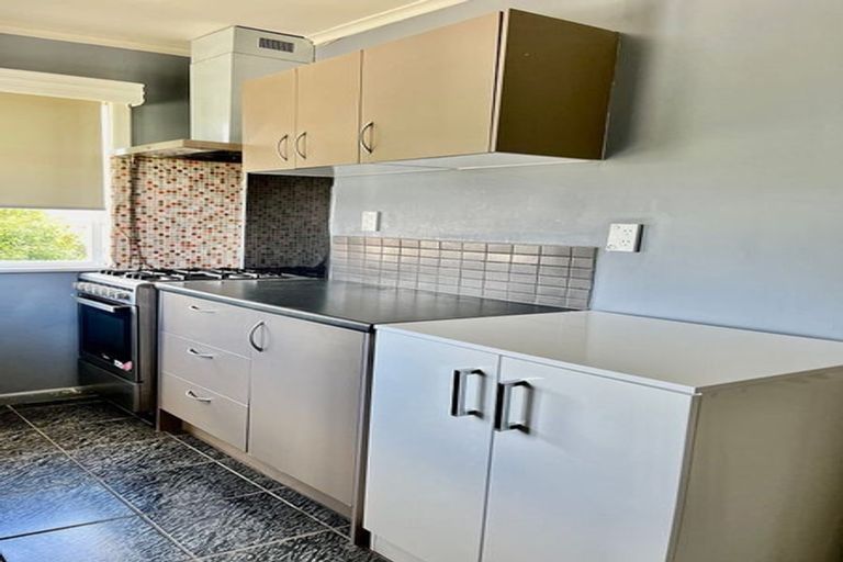 Photo of property in 46 Kelman Road, Kelston, Auckland, 0602