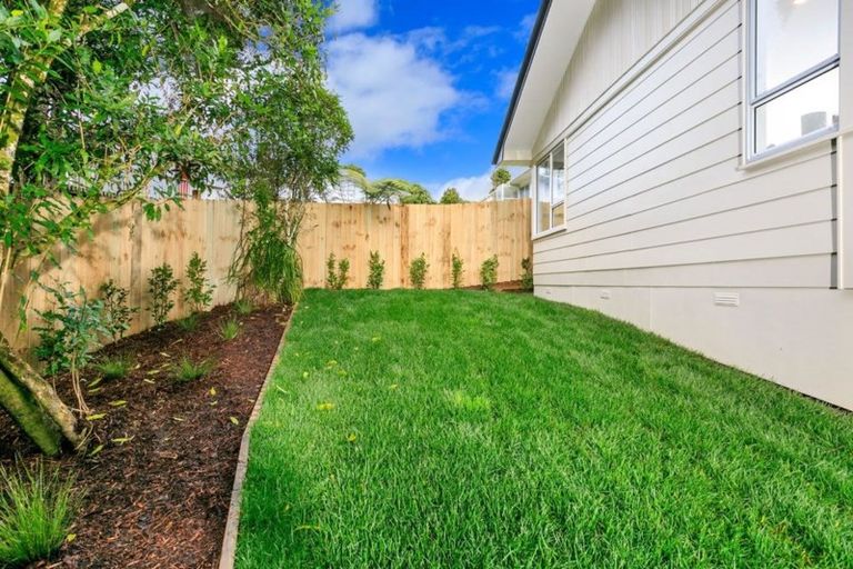 Photo of property in 22 Glastron Place, Bayview, Auckland, 0629