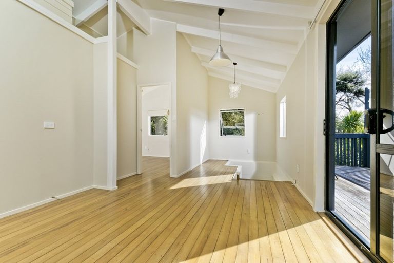 Photo of property in 109 Domain Crescent, Muriwai, Waimauku, 0881