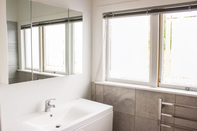 Photo of property in 1/54a Birkdale Road, Birkdale, Auckland, 0626