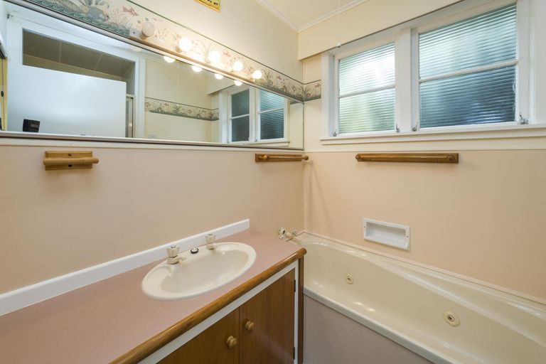 Photo of property in 12 Parata Street, Hokowhitu, Palmerston North, 4410