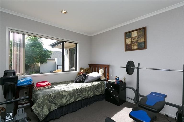 Photo of property in 21 Montrose Place, Highlands Park, New Plymouth, 4312