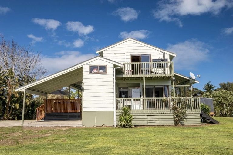Photo of property in 2656 South Head Road, South Head, Helensville, 0874