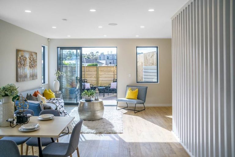 Photo of property in 12 September Place, Forrest Hill, Auckland, 0620