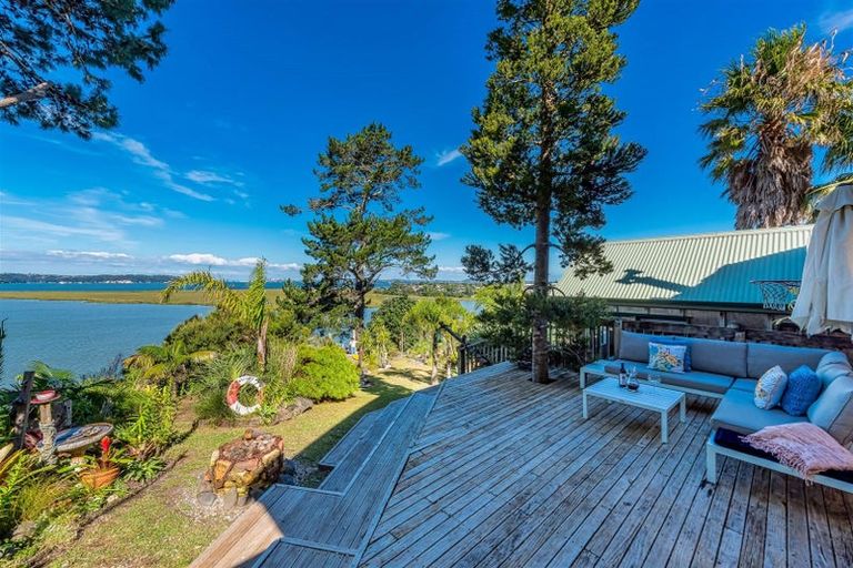 Photo of property in 215 West Harbour Drive, West Harbour, Auckland, 0618