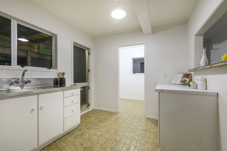 Photo of property in 37 Vina Place, Massey, Auckland, 0614