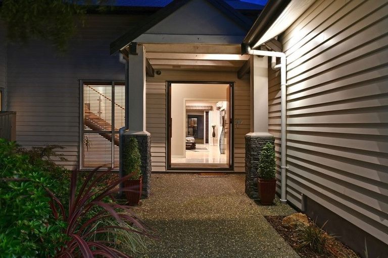 Photo of property in 42 Heretaunga Square, Silverstream, Upper Hutt, 5019