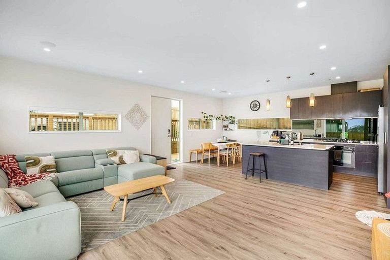 Photo of property in 103e Woodglen Road, Glen Eden, Auckland, 0602