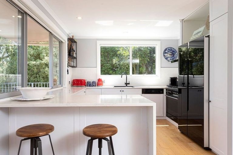 Photo of property in 10 Bayview Crescent, Duvauchelle, 7581