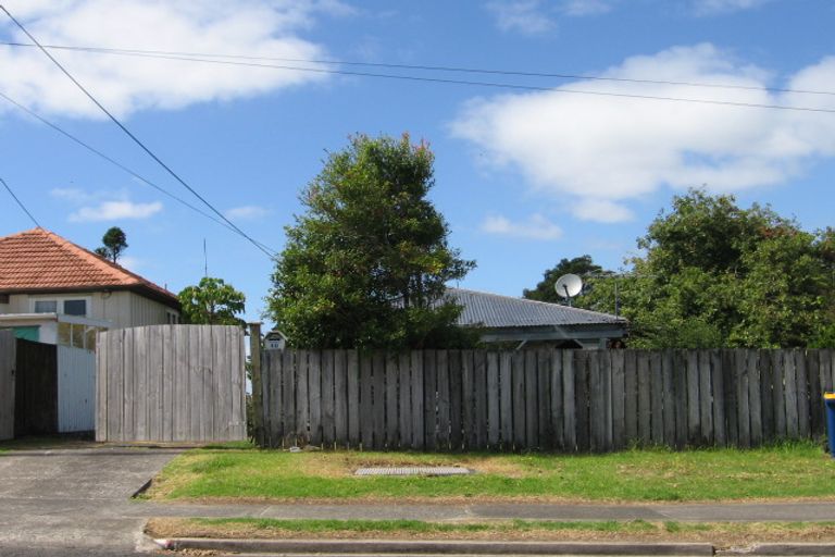 Photo of property in 40 Island Road, Beach Haven, Auckland, 0626