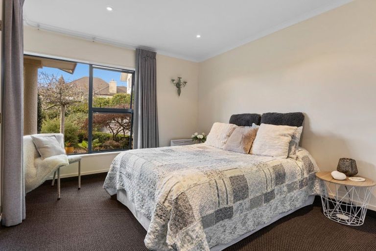 Photo of property in 22 Kinross Drive, Merrilands, New Plymouth, 4312