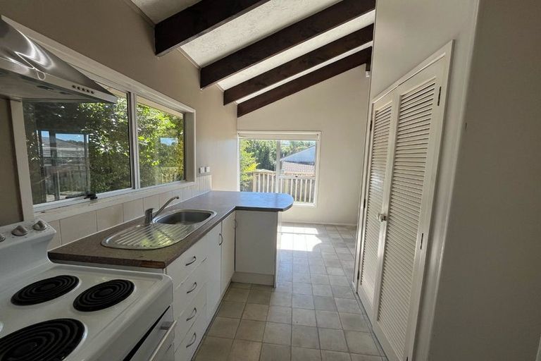 Photo of property in 2/10 Waratah Street, Birkenhead, Auckland, 0626