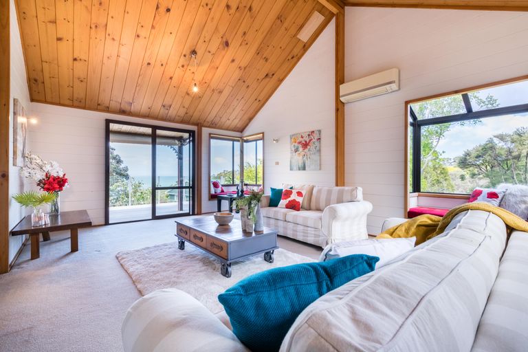 Photo of property in 52 Rauhuia Crescent, Parau, Auckland, 0604