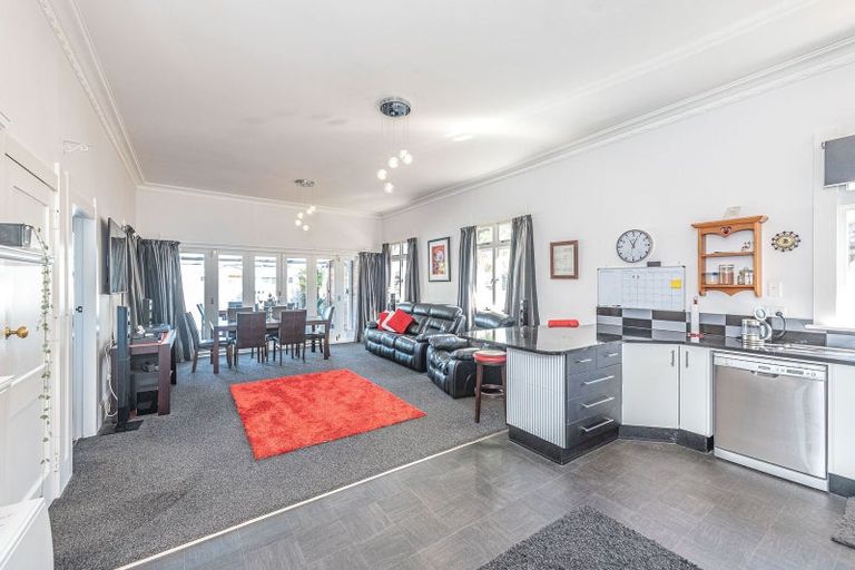 Photo of property in 9 Great North Road, Saint Johns Hill, Whanganui, 4501